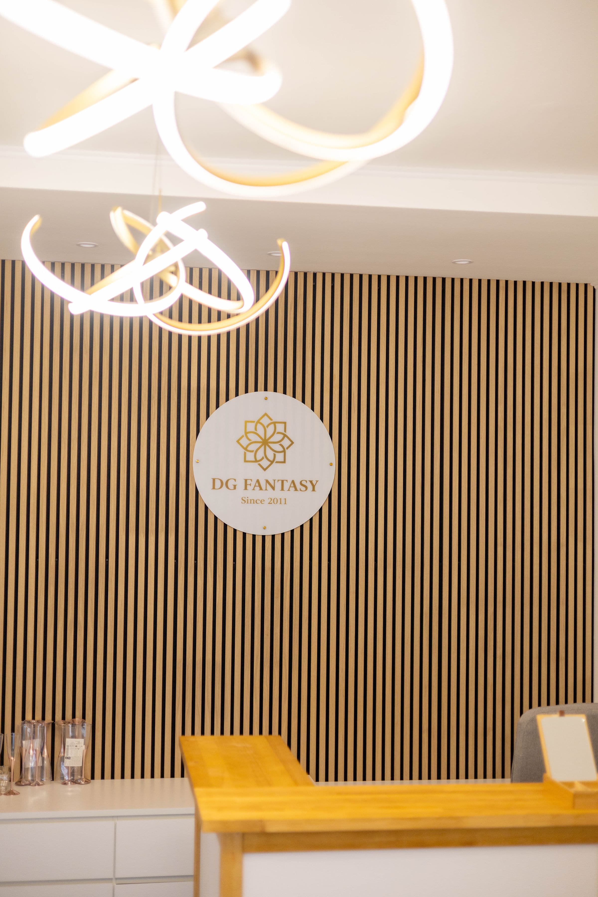 Rasvjeta i logo u showroomu